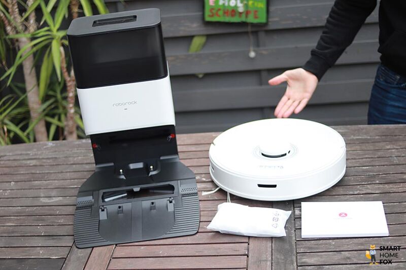 Der gesamte Lieferumfang des Roborock Q7 Max+ liegt auf dem Boden